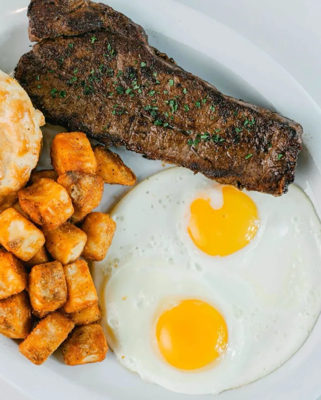 Steak & Eggs done right at Wild Eggs – where bold flavors meet breakfast perfection! 🥩🍳